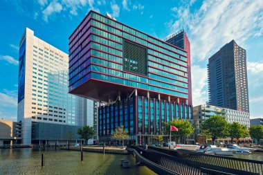 Modern mimari gökdelenleriyle Rotterdam manzarası