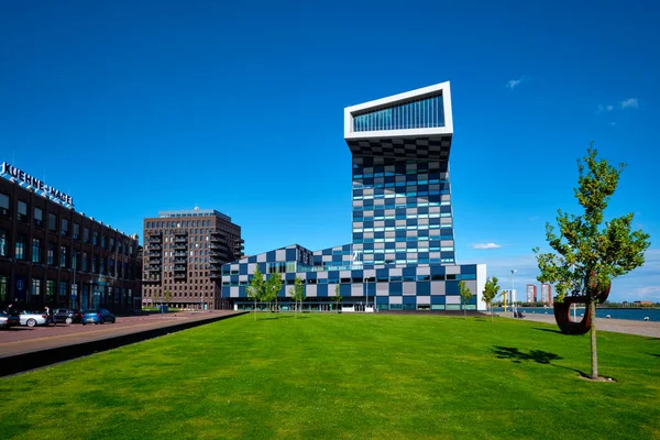 Orijinal tasarımıyla bilinen Mainport Rotterdam Enstitüsü binası — Stok fotoğraf