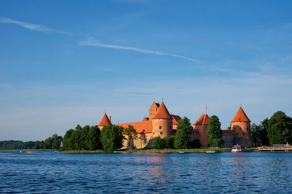 Castelo Ilha Trakai Lago Galve Com Barcos Iates Dia Verão — Fotografia de Stock