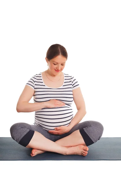 妊娠中のヨガの練習 妊娠中の女性をやってAsanaすかさ簡単にヨガのポーズ彼女の腹を受け入れます白い背景に隔離 — ストック写真