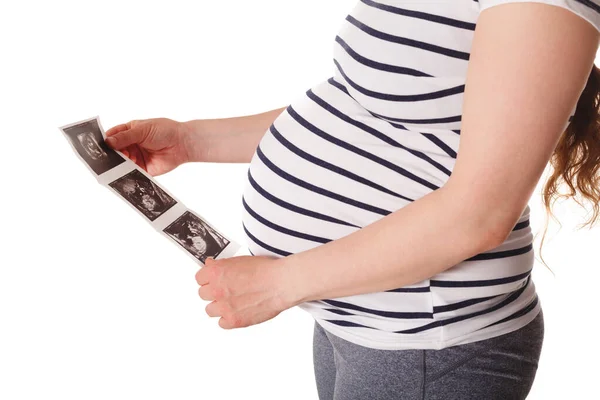 Schwangere Steht Und Hält Ihr Ultraschall Babybild Isoliert Auf Weiß — Stockfoto