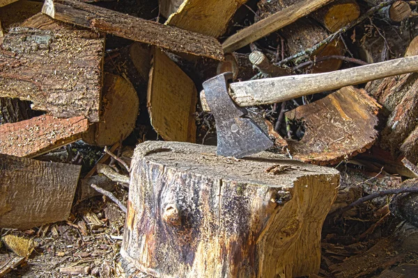 Empiler du bois de chauffage et de la hache sur un bloc de coupe . — Photo