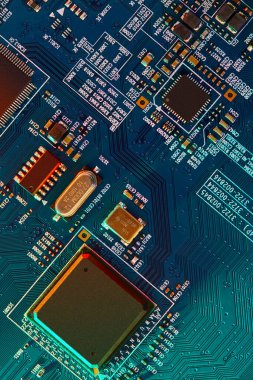Çipler gibi elektronik bileşenleri olan elektronik devre kartı kapanıyor. Bulanık arkaplan.
