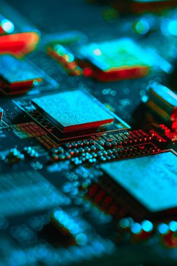 Çipler gibi elektronik bileşenleri olan elektronik devre kartı kapanıyor. Bulanık arkaplan.