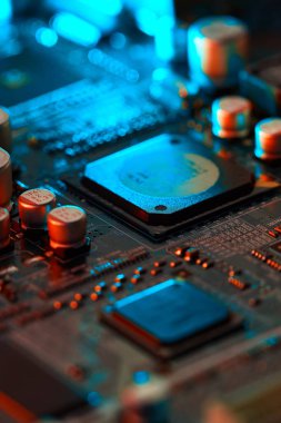 Çipler gibi elektronik bileşenleri olan elektronik devre kartı kapanıyor. Bulanık arkaplan.