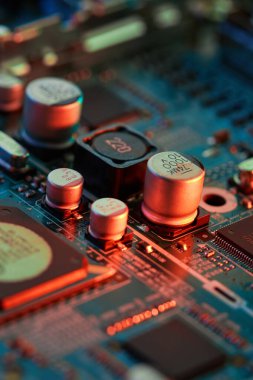 Çipler gibi elektronik bileşenleri olan elektronik devre kartı kapanıyor. Bulanık arkaplan.
