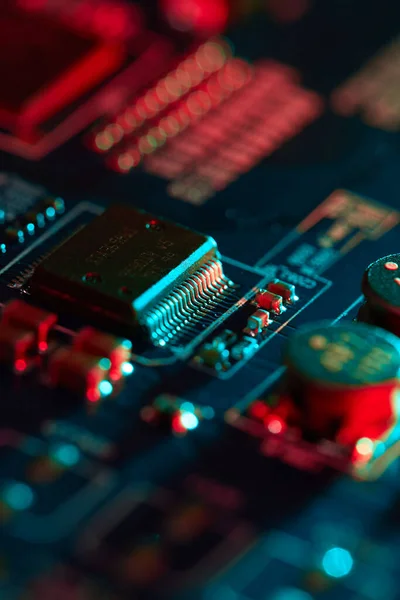 Placa Circuito Eletrônico Com Componentes Eletrônicos Como Chips Perto Fundo — Fotografia de Stock