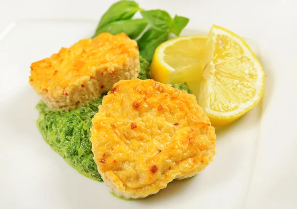 Fishcakes with lemon — Stock Photo, Image