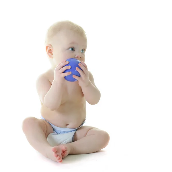 Baby met blauwe bal met het — Stockfoto