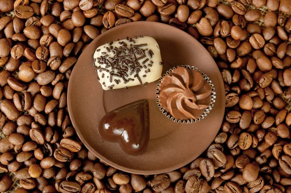 Schokoladenbonbons auf dem Teller — Stockfoto