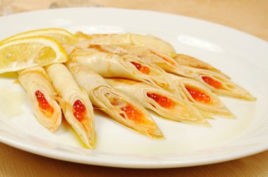 Kırmızı havyarlı gözleme.