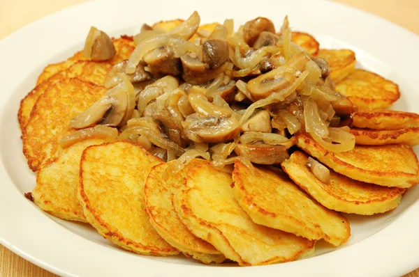 Kartoffelpuffer mit Pilzen — Stockfoto