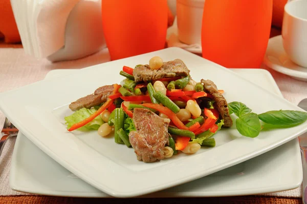 Salade avec viande et légumes — Photo