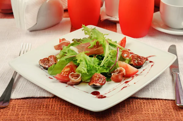 Salad with gammon and figs — Stock Photo, Image