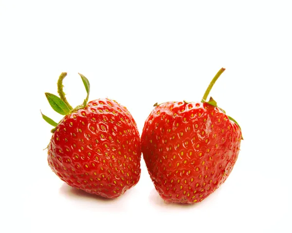 Twee aardbeien geïsoleerd op een witte — Stockfoto