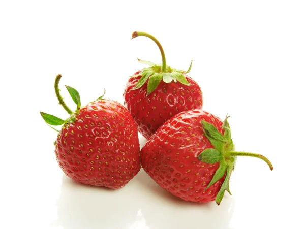 Tres fresas aisladas sobre un blanco —  Fotos de Stock