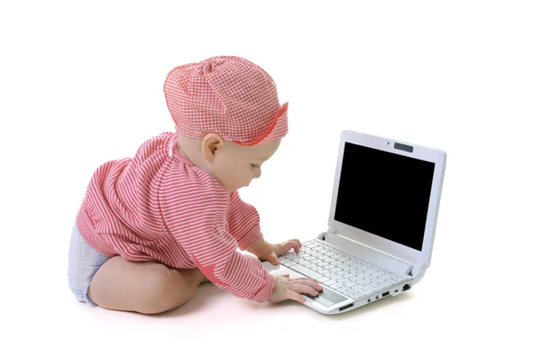 ノート パソコンと赤ちゃん — ストック写真