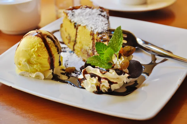 Tarta de queso con helado —  Fotos de Stock