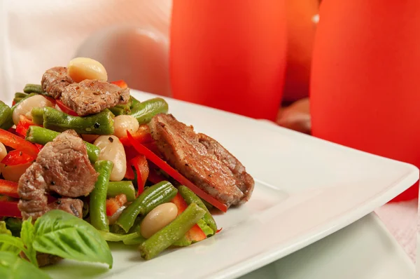 Salade met vlees en groenten — Stockfoto