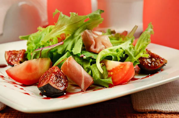 Salát s uzená šunka a fíky — Stock fotografie
