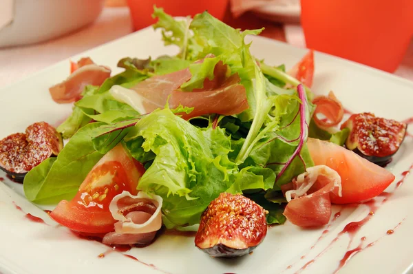 Salat mit Gammon und Feigen — Stockfoto