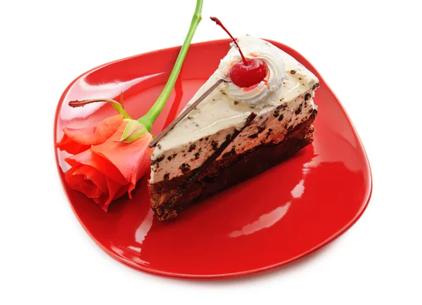 Pastel de chocolate en plato rojo — Foto de Stock