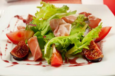 Tavla ve incir salatası