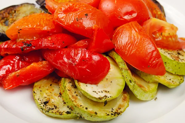 Berinjela grelhada e tomates — Fotografia de Stock