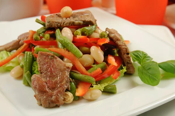 Salada com carne e legumes — Fotografia de Stock