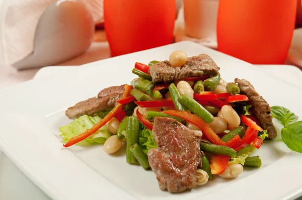 Salada com carne e legumes — Fotografia de Stock