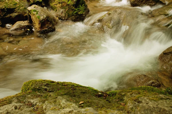 Agua que fluye rápido — Foto de Stock