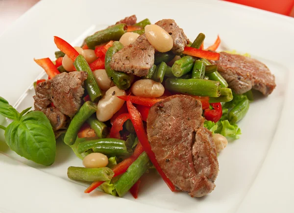 Salat mit Fleisch und Gemüse — Stockfoto