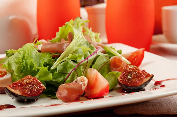 Salat mit Gammon und Feigen — Stockfoto