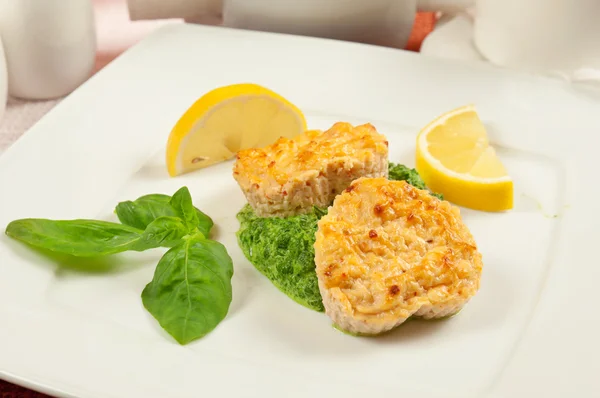 Fishcakes with lemon — Stock Photo, Image