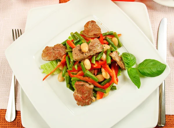 Salade met vlees en groenten — Stockfoto