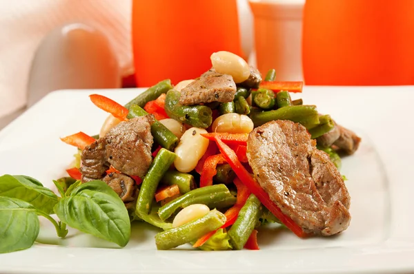 Salada com carne e legumes — Fotografia de Stock