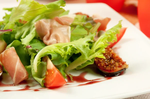 Salade met gammon en vijgen — Stockfoto