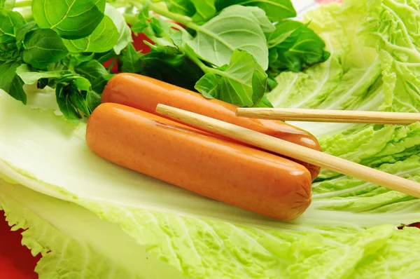 Wurst mit grünem Gemüse — Stockfoto