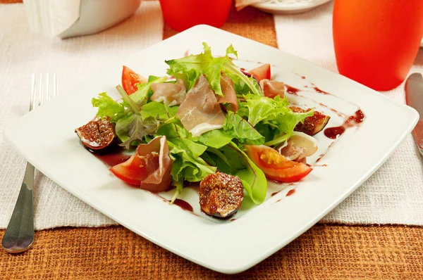 Salade met gammon en vijgen — Stockfoto