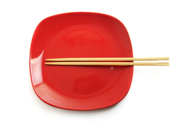 Κόκκινο πιάτο με κινέζικα μπαστούνια — Φωτογραφία Αρχείου