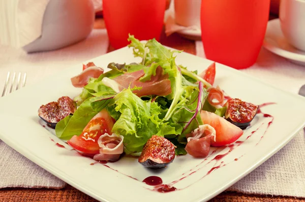 Salad with gammon and figs — Stock Photo, Image