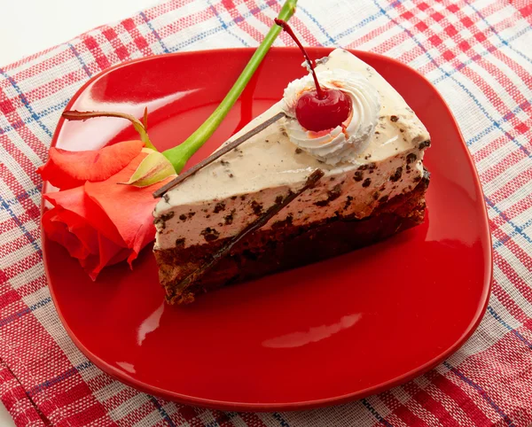 Chocolate cake on red dish — Stock Photo, Image