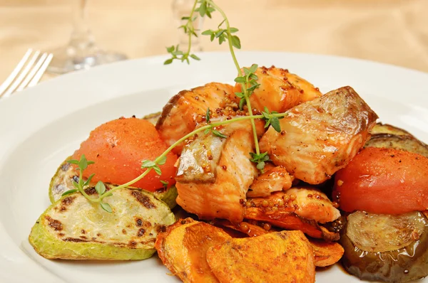 Gegrillte Auberginen und Tomaten — Stockfoto