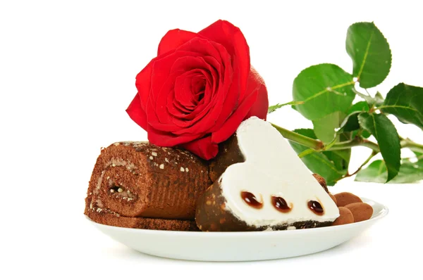 Růžová růže a dort — Stock fotografie