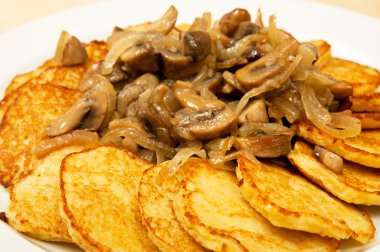 Patatesli gözleme ve mantar.