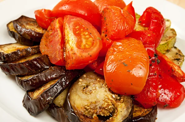 Gegrilde aubergine en tomaten — Stockfoto