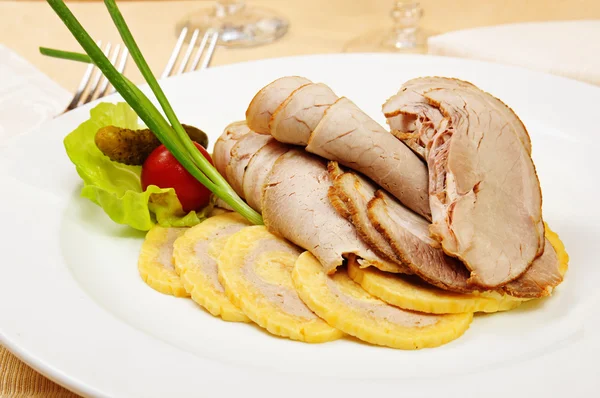 Presunto com rolo de queijo — Fotografia de Stock