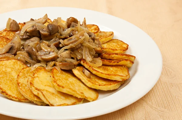Aardappelpannenkoeken met champignons — Stockfoto