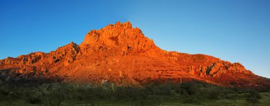 Kırmızı dağ ve mavi gökyüzü panorama