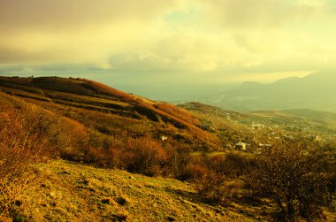 Güneş ışınları ile kırsal manzara